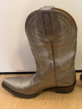 Silver (metallic) Ariat Cowboy (Cowgirl) Boots —size 8